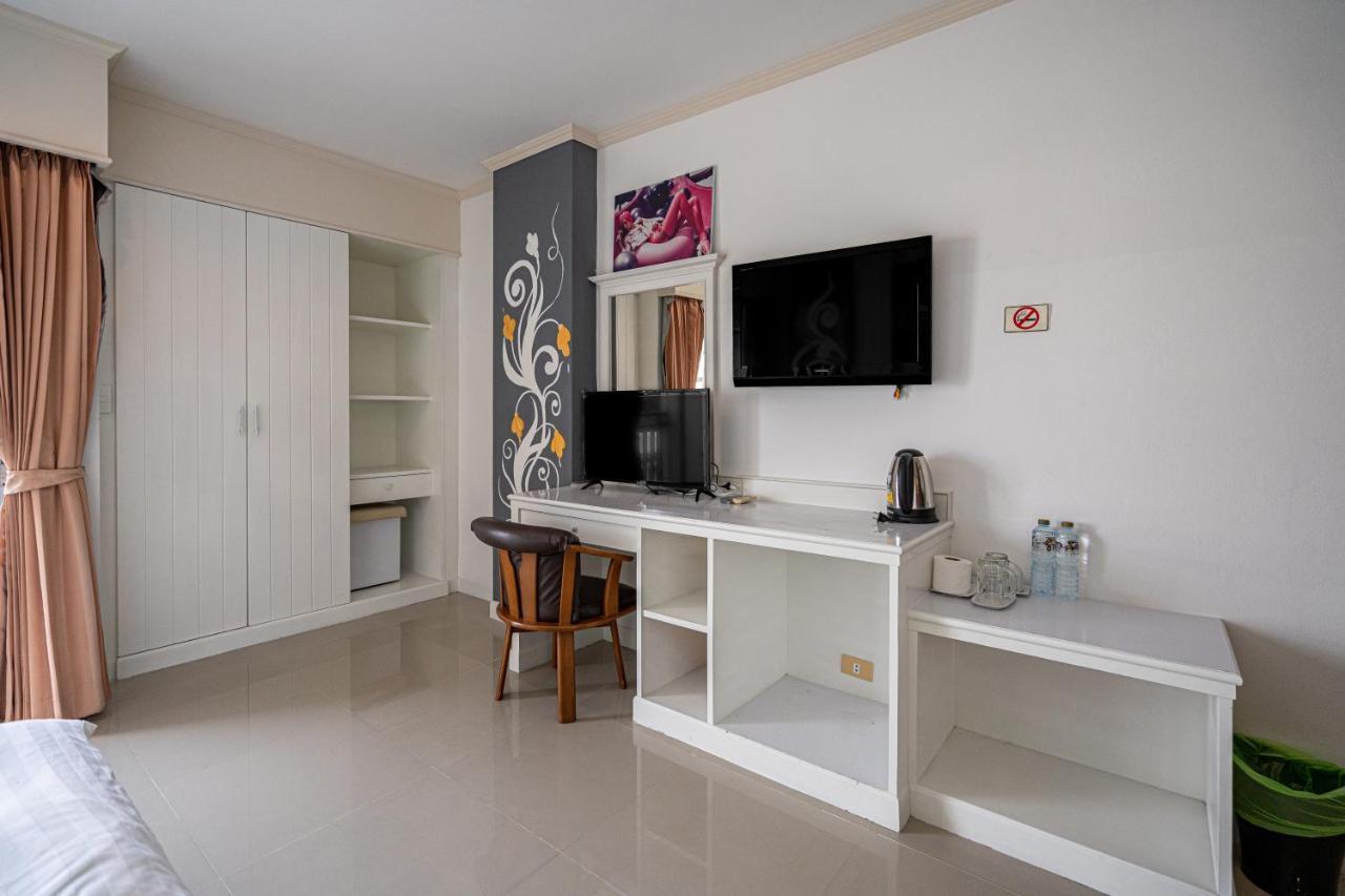 Santi White House Patong Hotell Exteriör bild